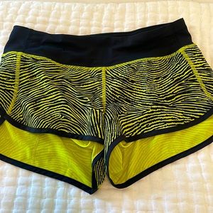 Lululemon Speed Ups Low Rise 2.5 inch Size 4 Black and Yellow Striped Pattern